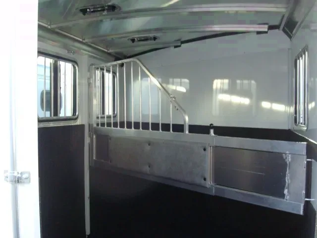 2 Horse Bumper Pull Trailer w/Large Dressing Room
