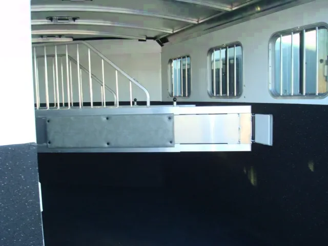 3 horse trailer w/rubber mats on walls and floor