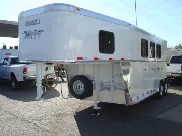3 Horse Gooseneck Trailer w/Large Dressing Room