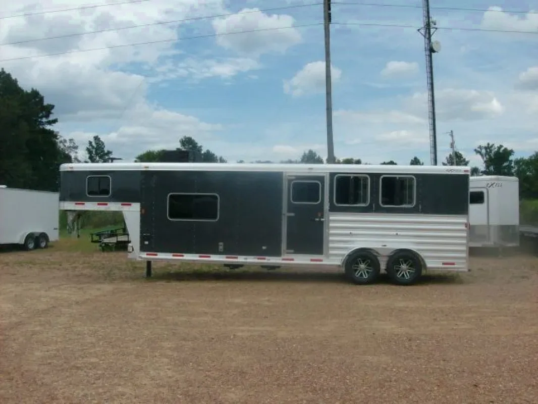3 HORSE GN TRAILER W/ LIVING QUARTERS