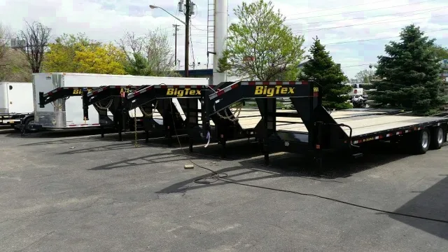 25ft Gooseneck Flatbed Trailer w/5 Foot Dovetail
