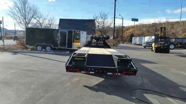 30ft (25+5) Gooseneck Flatbed Trailer w/Ramps