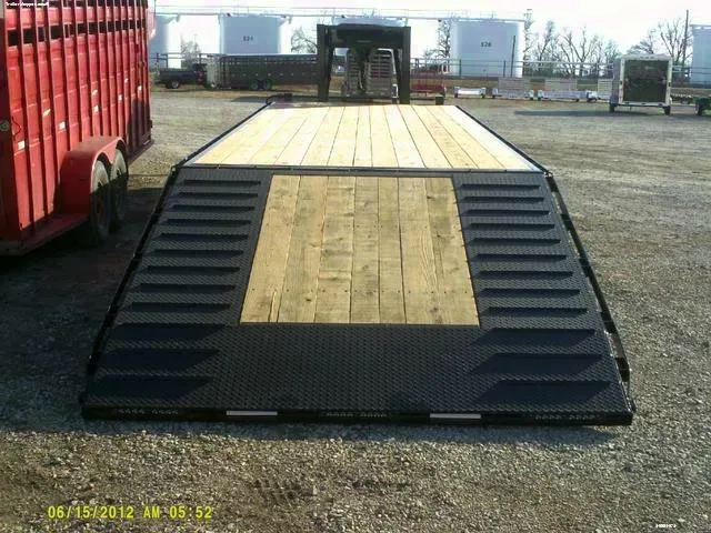 32ft Hydraulic Dove JobSite Trailer