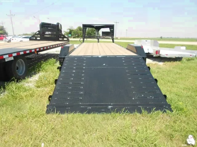 26ft Hydraulic Dovetail JobSite Trailer