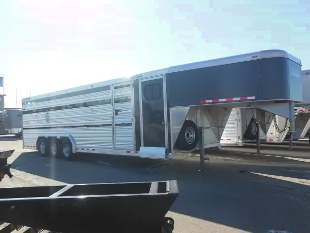 28ft livestock trailer w/ dressing room