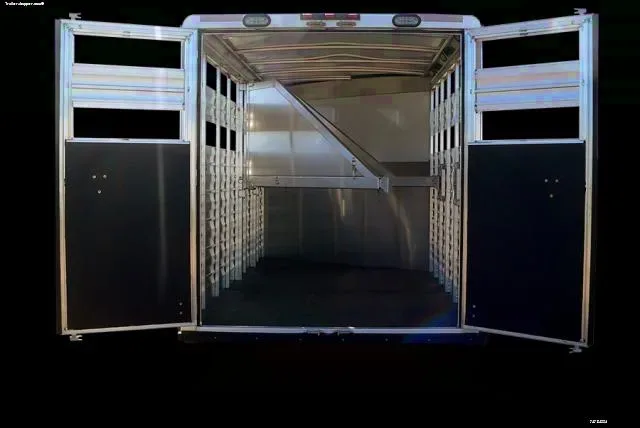 WHITE 3 HORSE TRAILER W/WEDGE NOSE