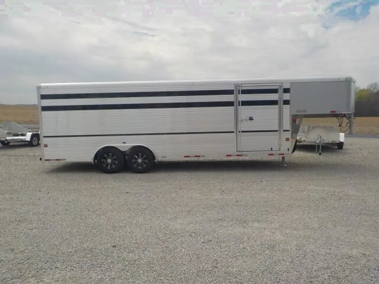 10975 - 2023 Sundowner SUNLITE RANCHER 24 GN Cattle/Livestock Trailer