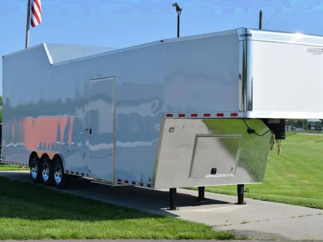 BRAVO STAR 38' GOOSENECK PULLING TRACTOR TRAILER