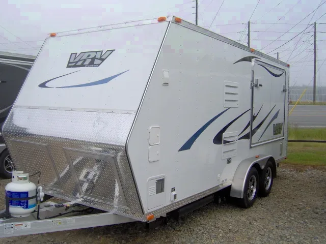 7x18 enclosed toy hauler aluminum w BATH and LP