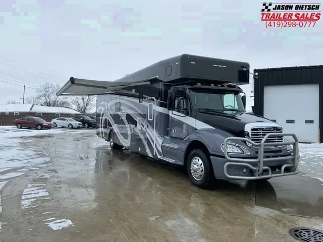 Freightliner Toterhome w/ Garage Unit & Slideouts