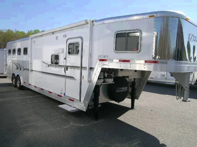 3 HORSE WEEKENDER TRAILER W/7000LB TANDEM AXLES