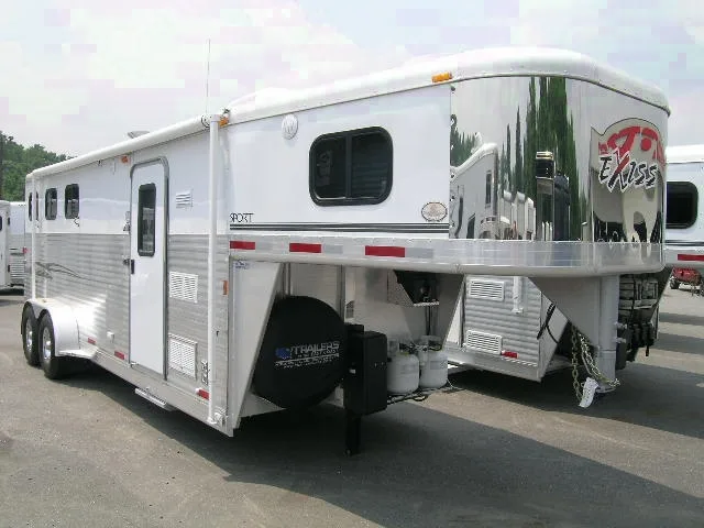 Aluminum 3 Horse Trailer w/Living Quarters