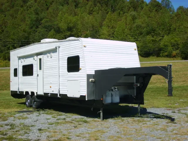 2008 COACHMEN ADRENALINE 34' Gooseneck Toy Hauler Trailer - Douglas, GA