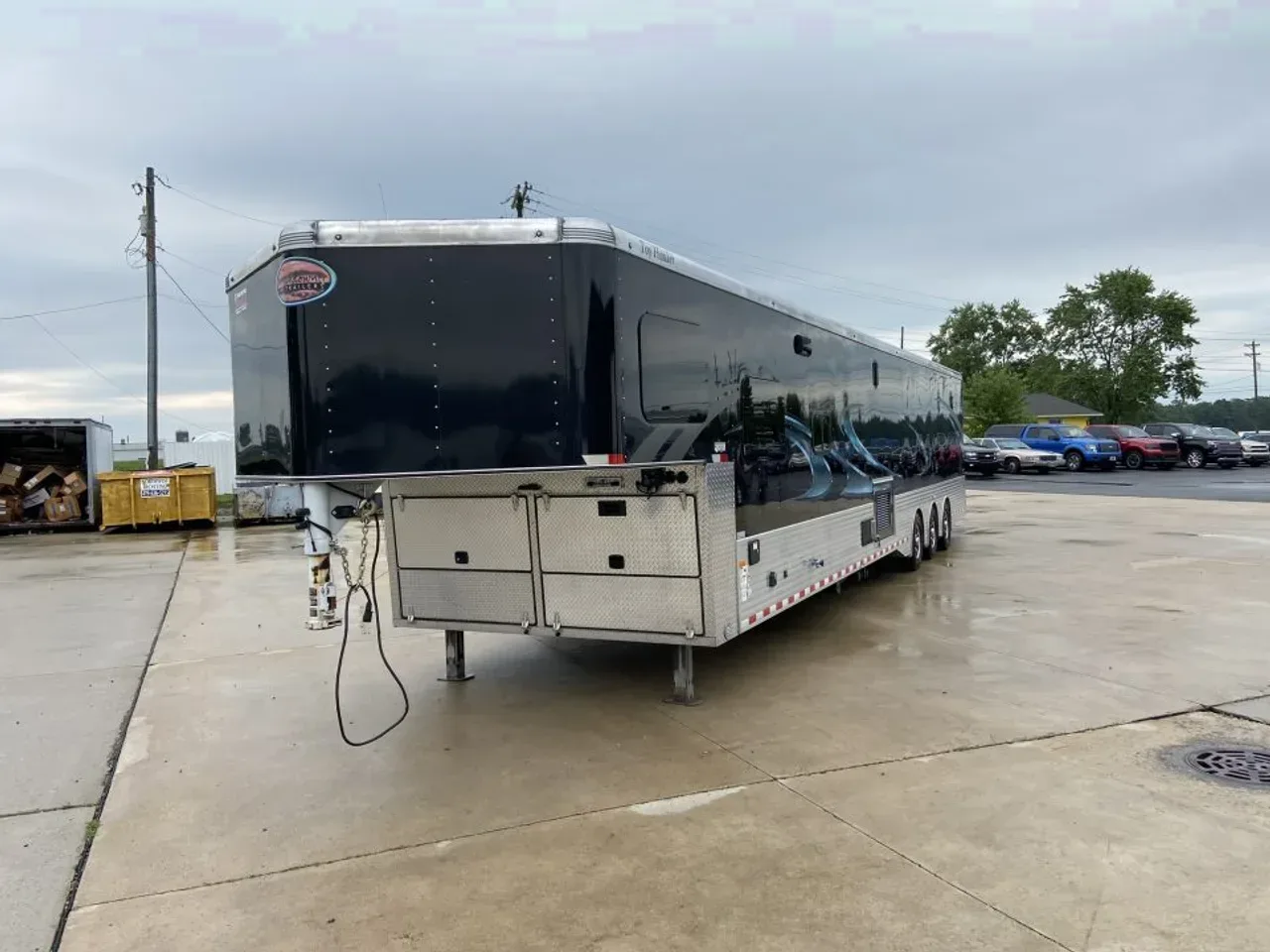 USED 2017 Sundowner Gooseneck with living quarters