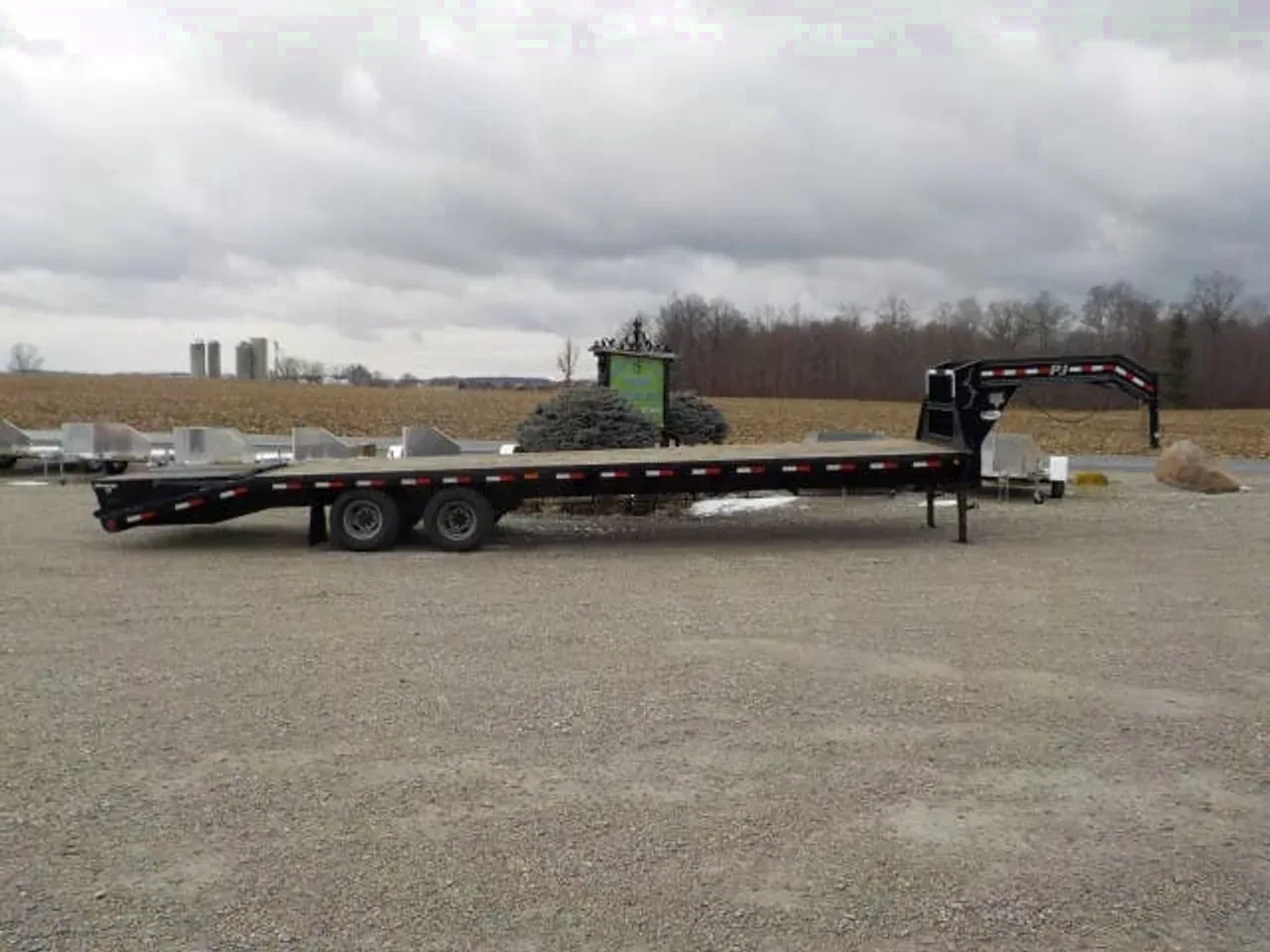 11157 - 2018 PJ Trailers MODEL FD322 27 + 5 NEW TIRES Deckover/Flat Deck Trailer