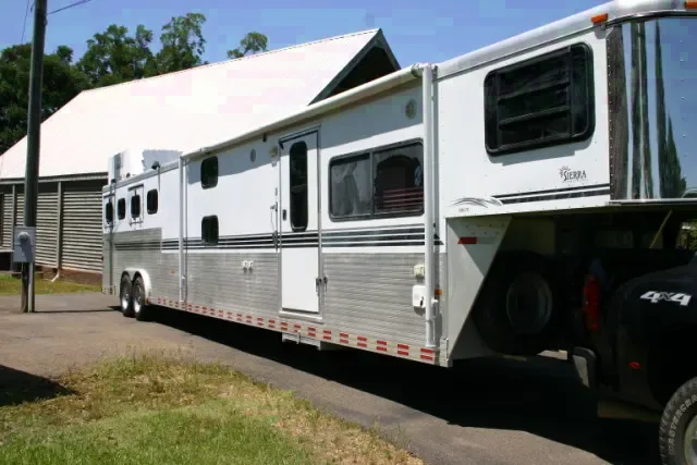 Used Sundowner 8x33 Horse Trailer with Living Quarters - Jayess, MS