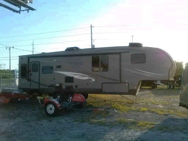 33'   Ever-Lite 32RL-5 5th Wheel